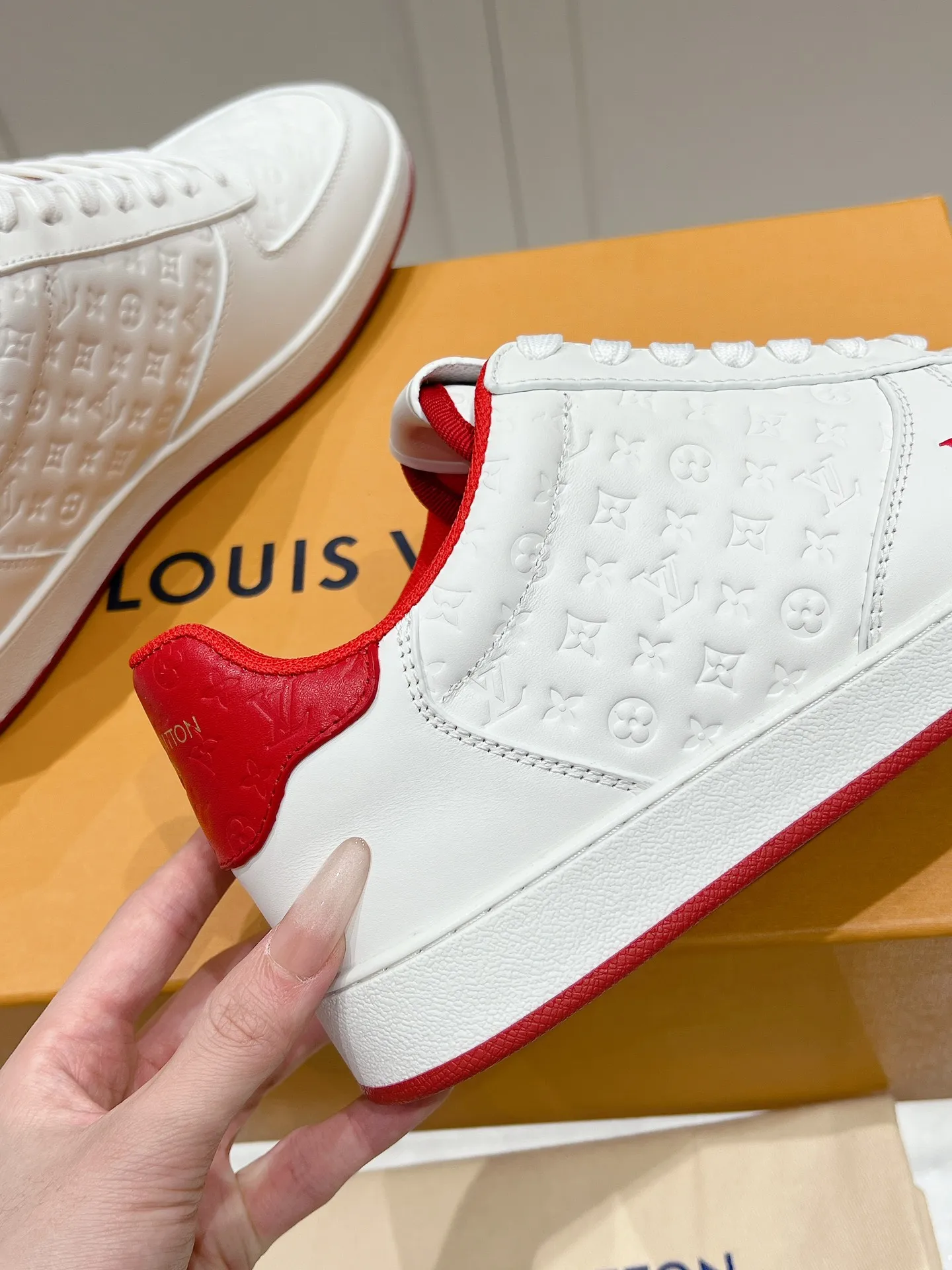 👟👟Ex-factory price 680👟👟 LV new style casual white shoes for men, simple and fashionable, light and comfortable, size: 39-44 (order 45)